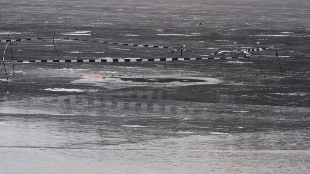 Díry v ledu na Brněnské přehradě