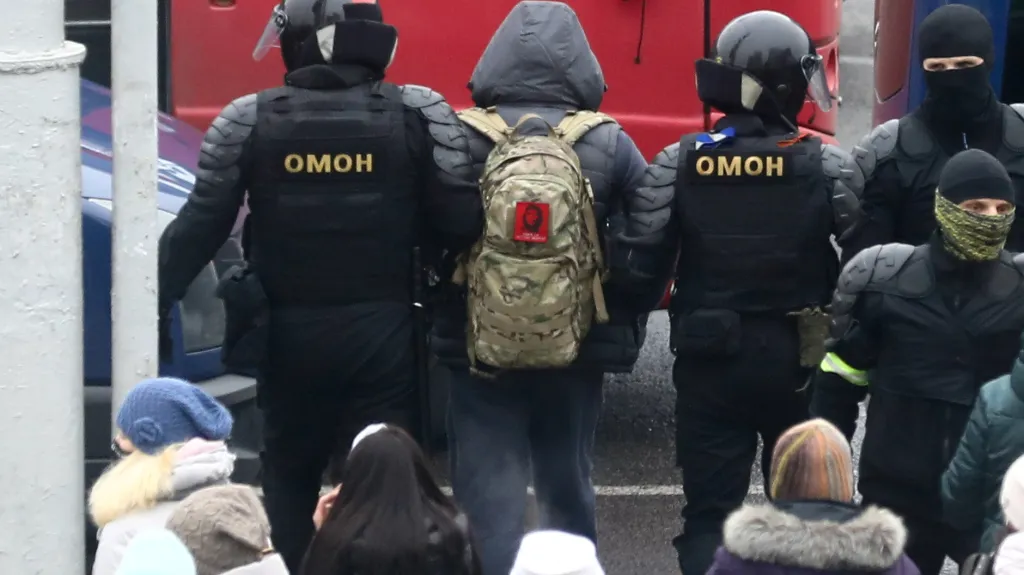 Zatýkání demonstrantů v Minsku