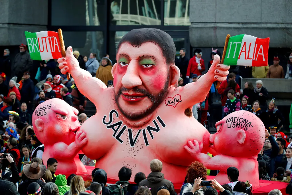 Figurína zobrazující italského ministra vnitra Mattea Salviniho v průvodu Rosenmontag během karnevalu v Düsseldorfu