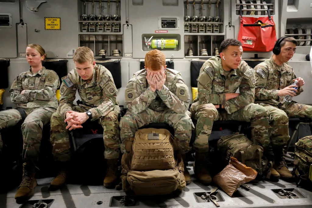 Příprava výsadku 82. výsadkové divize americké armády během cvičení v Kolumbii