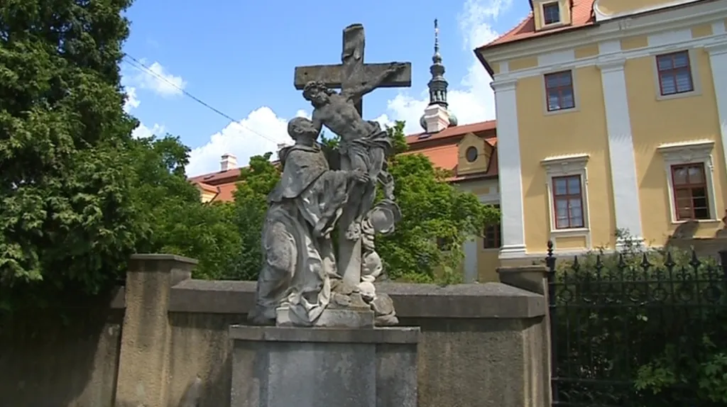 Sousoší svatého Bernarda je už skoro šest desetiletí \"v exilu\"