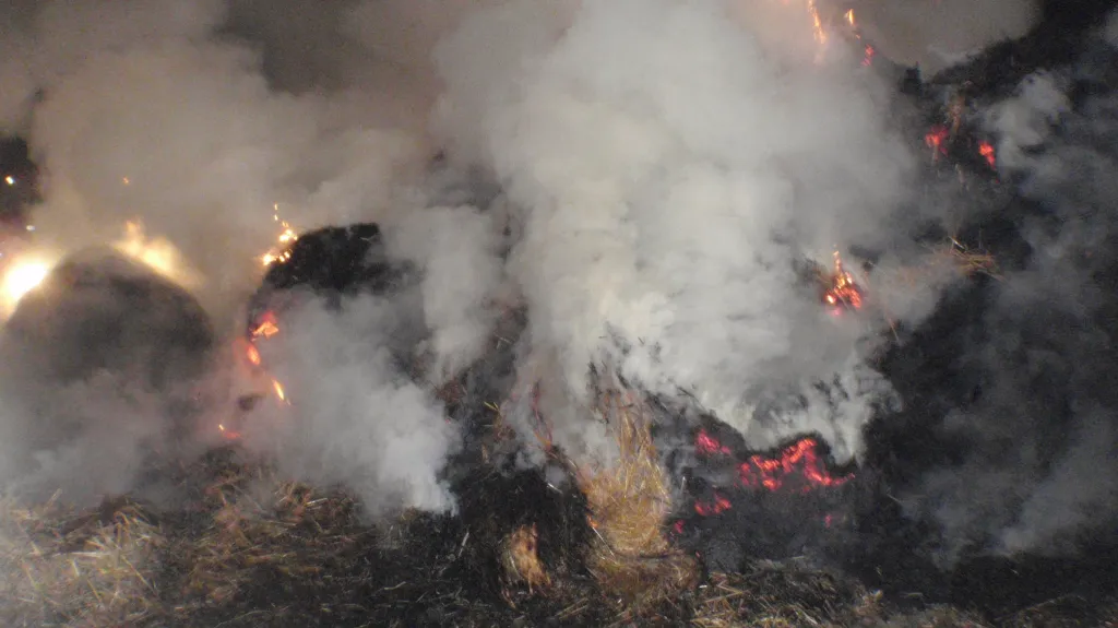 Noční požár slámy u obce Lutopecny