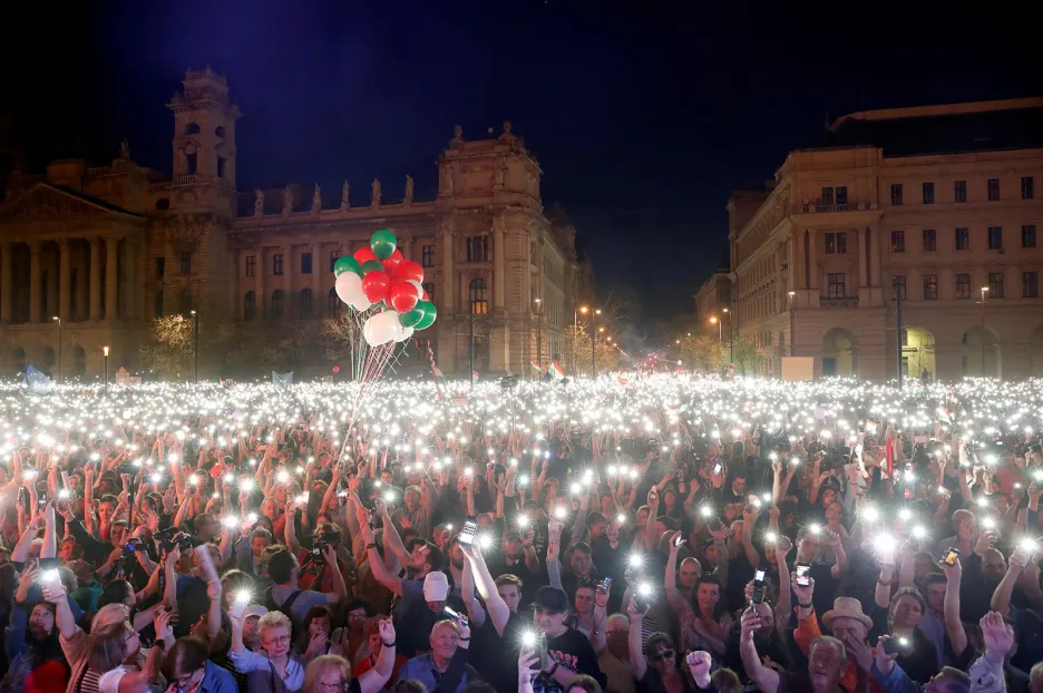 Lidé při protestní demonstraci proti premiérovi Viktoru Orbánovi v centru Budapeště