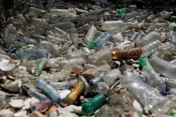 Zdravotní dopady plastů dosahují ročně 1,5 bilionu dolarů, varují vědci