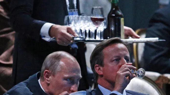 Putin a Cameron sledují noční představení