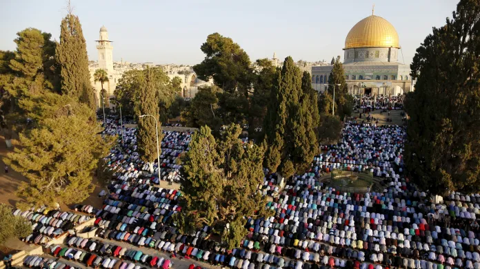 Muslimové se modlí na Chrámové hoře