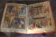 Klementinum po 30 letech vyzvedlo z trezoru Velislavovu bibli, vystavuje i další vzácné rukopisy
