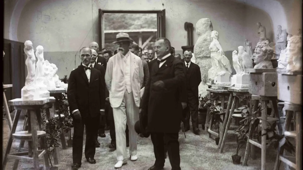 TGM si prohlíží výtvory žáků sochařské školy v Hořicích, 10. 7. 1926