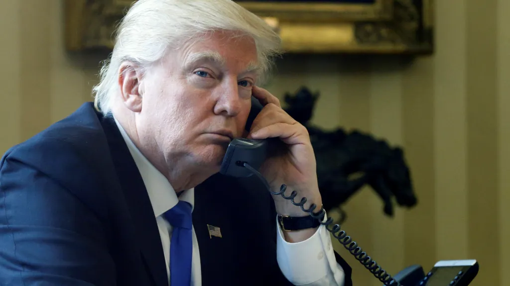 Donald Trump telefonuje v Oválné pracovně Bílého domu