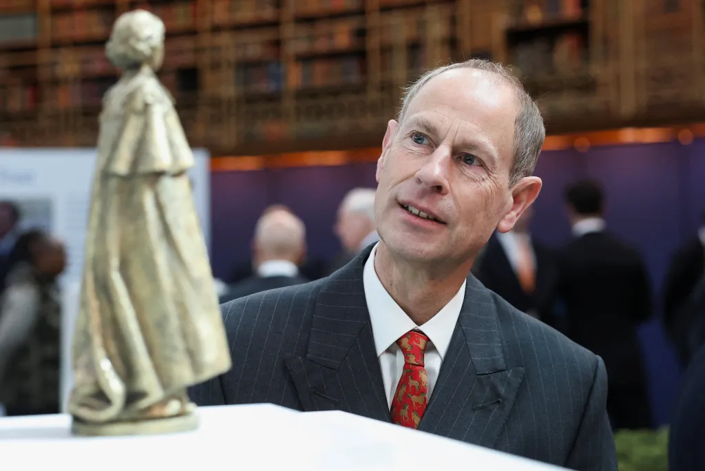 Princ Edward, vévoda z Edinburghu si prohlédl finální návrh památníku a model sochy Martina Jenningse zobrazující královnu Alžbětu II.