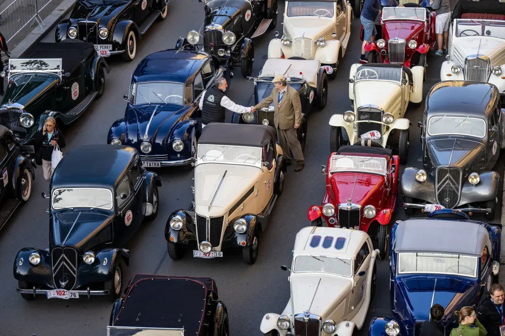 Soutěž obnovuje tradici stejnojmenného dálkového závodu mezi Prahou a Bratislavou 1000 mil československých, který byl pořádán Autoklubem republiky československé ve 30. letech 20. století