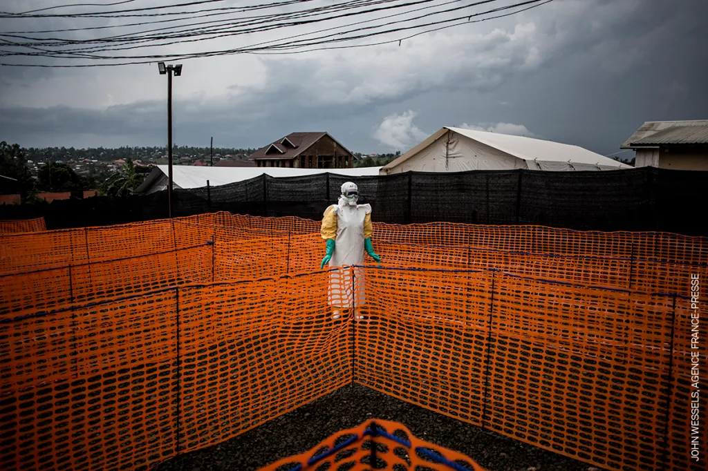Nominace na vítěznou sérii v kategorii Reportáž: John Wessels, AFP – Okolí města Beni v severovýchodní Demokratické republice Kongo se v posledním roce muselo vypořádat s válečným konfliktem i epidemií smrtícího viru ebola