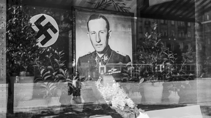 Smuteční výzdoba v den pohřbu zastupujícího říšského protektora Reinharda Heydricha v ulicích Prahy. 7.června 1942.