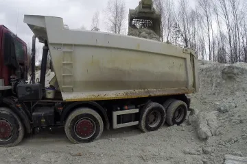 Těžařům „přetéká“ lom. Voda z tajícího sněhu komplikuje těžbu kaolinu 