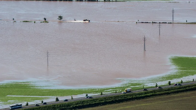 Záplava u silnice Lovosice–Litoměřice