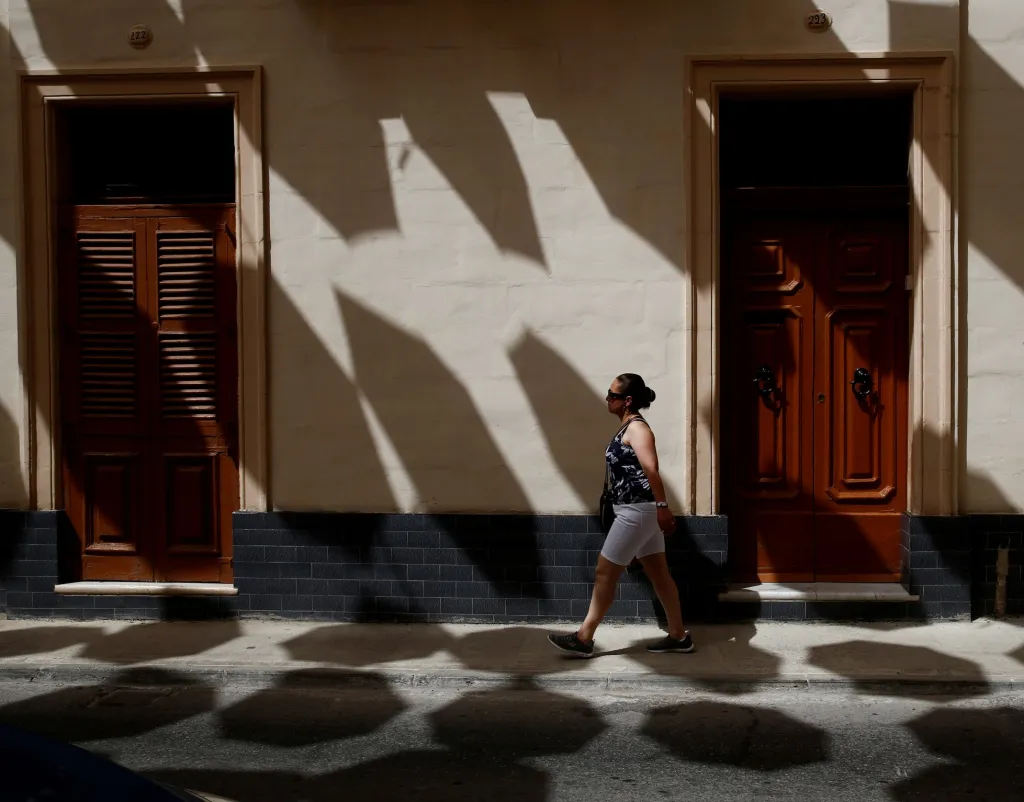 Na Maltě ve městě Zabbaru chrání ulice před sluncem řady zavěšených deštníků, které vrhají stín na obyvatele a turisty