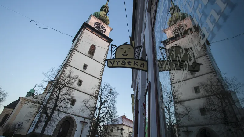 Společnost Vrátka je nenápadný podnik se sídlem pod věží třebíčského kostela. Jeho neobyčejnost odráží fakt, že své podnikání nezakládá na zisku, ale na lidech, které zaměstnává.