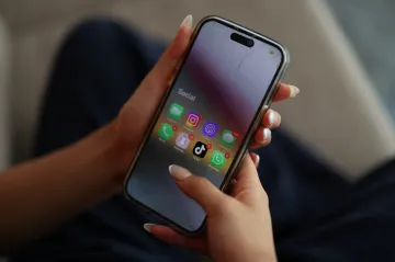 Kanada zakáže sociální sítě pro děti do 16 let, bude regulovat i chatboty