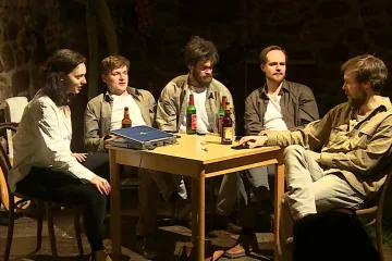 Husa na provázku humor v Turnovém háji nepohřbí