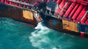 Tanker po srážce s kontejnerovou lodí u břehů východní Anglie