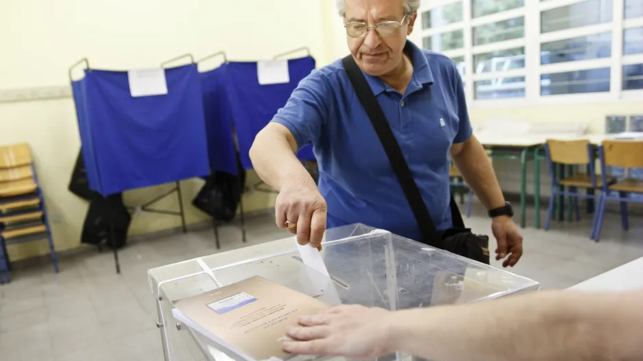 Řekové hlasují v referendu, které může rozhodnout o budoucnosti země