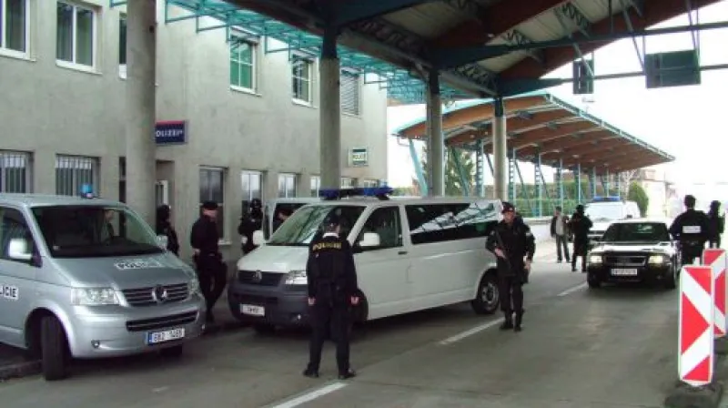 NO COMMENT: eskorta zadrženého Romana Vaškůje z Rakouska do Česka