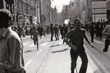 Den, kdy československá vláda poslala tanky na své lidi. Současní představitelé státu by se měli omluvit, říká historik