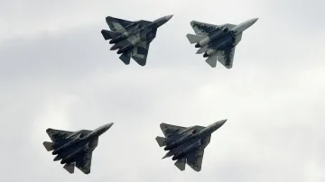 Suchoje Su-57 na přehlídce u Moskvy