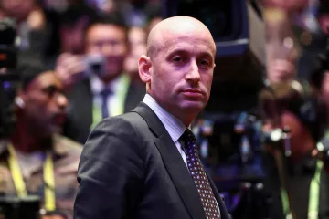 Miller loajálně slouží Trumpovi a věří v „železná pravidla síly“