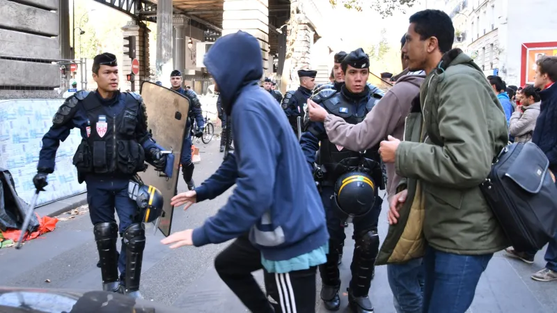 Vyklízení provizorního uprchlického tábora v Paříži