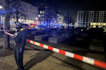 Útočník pobodal muže u památníku holocaustu v Berlíně