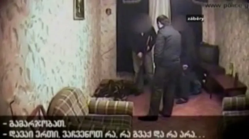 Záběry údajných opozičních nákupů zbraní