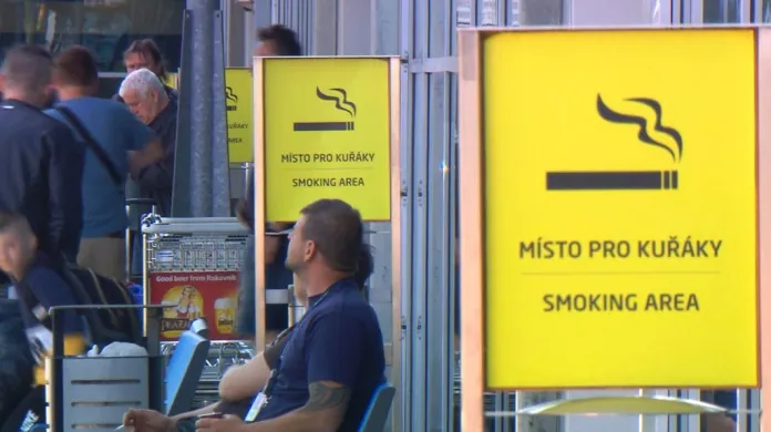 Kouření je na letišti povoleno jen na vybraných místech