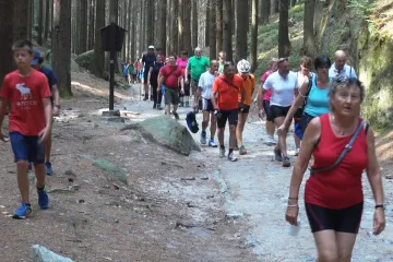 Místo skalní romantiky tlačenice. Adršpach řeší, co s náporem turistů