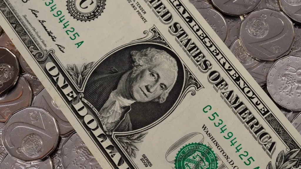 Koruna vůči dolaru znovu oslabila