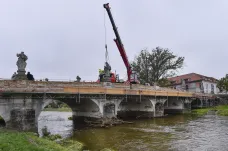 Repliky soch z mostu v Náměšti nad Oslavou čeká oprava, dvě nechá město vyrobit znovu