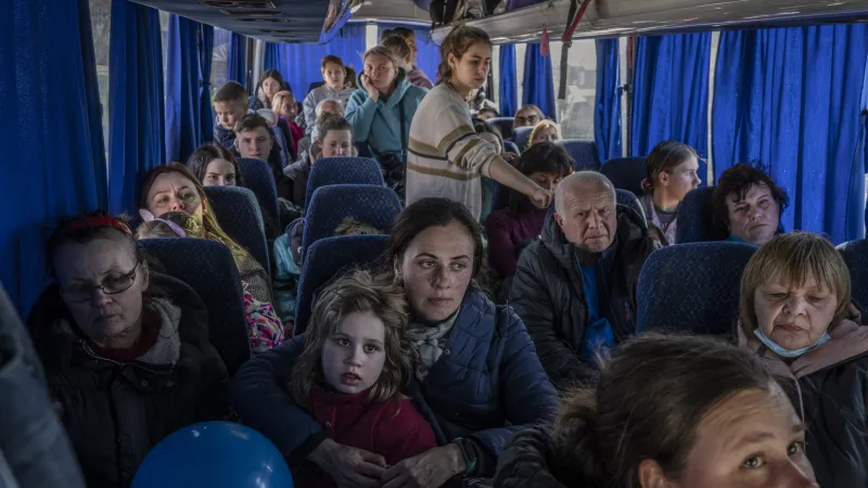 Ukrajinští evakuanti stojí v autobuse s uprchlíky po překročení ukrajinských hranic s Polskem na hraničním přechodu Medyka na jihovýchodě Polska 28. března 2022