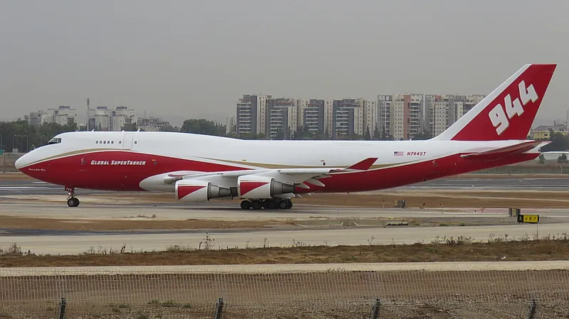 Supertanker Boeing - největší hasičské letadlo světa