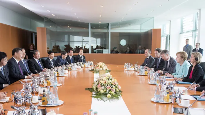 Delegace čínského prezidenta a německé kancléřky na společné schůzce v Berlíně