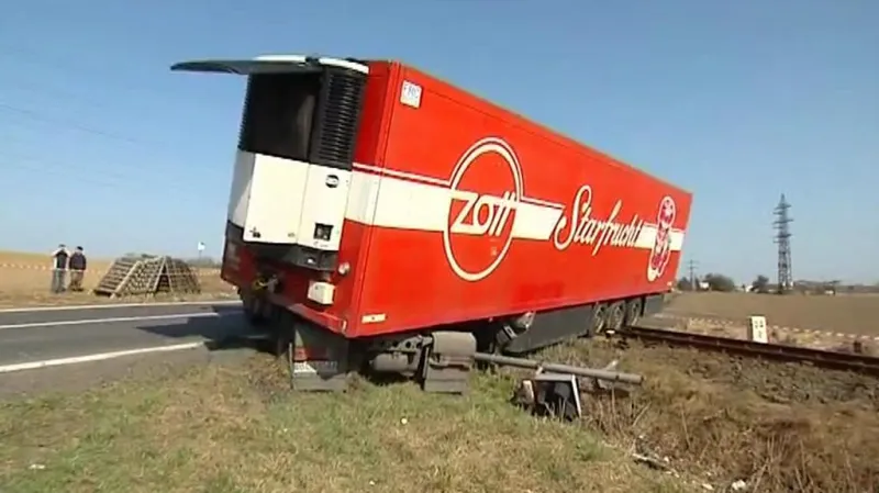 Osobní vlak narazil do kamionu.