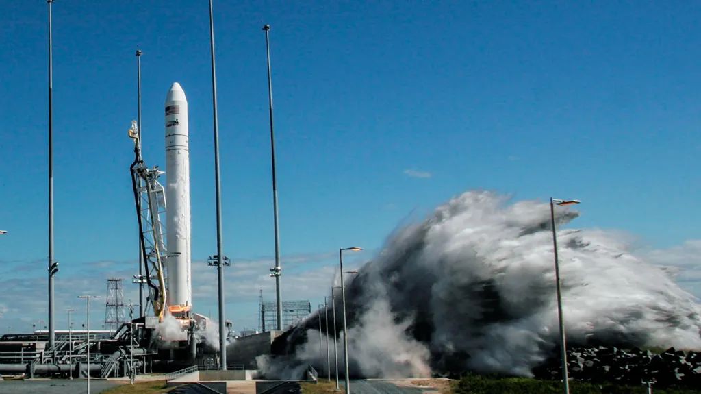 Start rakety Antares s lodí Cygnus