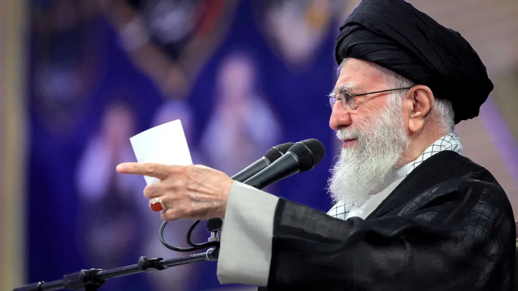 Nejvyšší duchovní vůdce Íránu Alí Chameneí na snímku z roku 2025