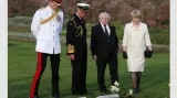 Princ Harry, princ Charles a irský prezident Michael Higgins s manželkou na vojenském hřbitově na Gallipoli