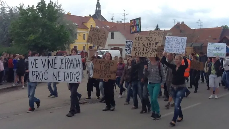 Na demonstraci se sešla asi stovka studentů a učitelů