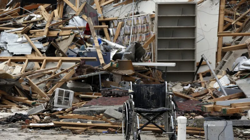 Následky řádění tornáda na jihu USA