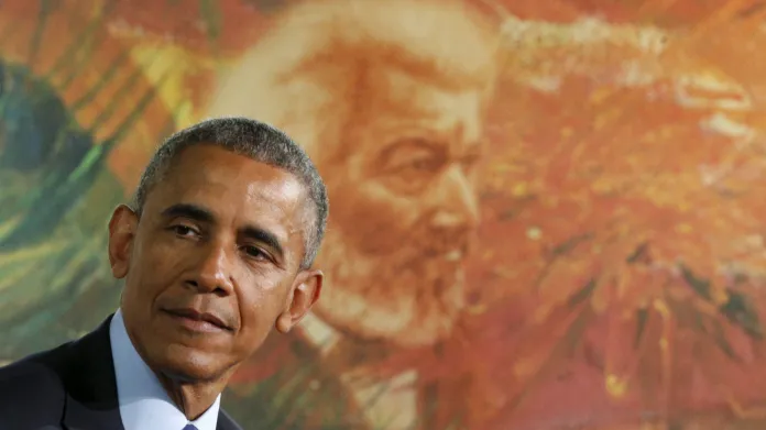 Barrack Obama před malbou Fredericka Douglasse