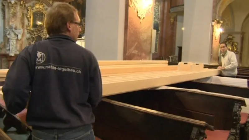 Dnes do Brna dorazily dřevěné díly varhan