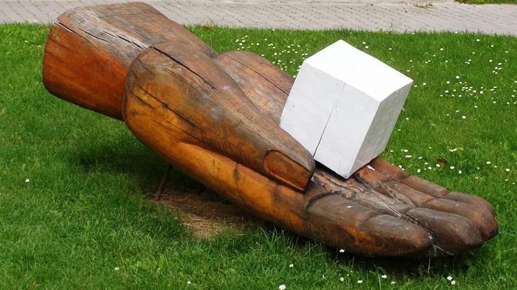 Plastika ruky držící kostku cukru v Dačicích