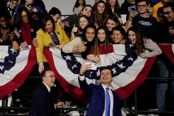 Demokratické primárky ukázaly slabost kandidátů a posun strany do středu, říká Tomáš Klvaňa
