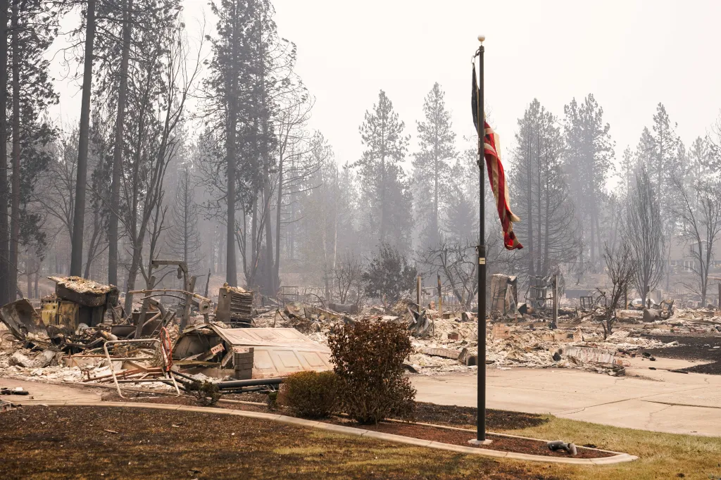 Následky ničivého lesního požáru na předměstí Spokane ve státě Washington